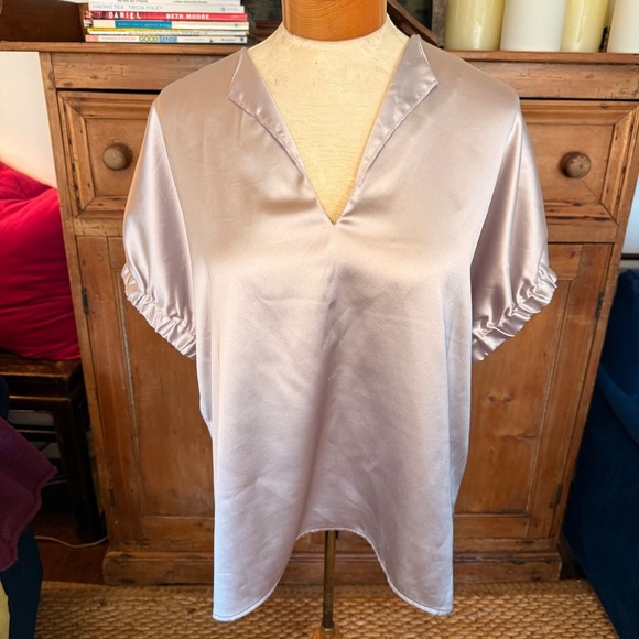 Caryn Lawn Betsy Top Spring Champagne Satin Vneck Boxy Blouse One Size NEW - Picture 2 of 8
